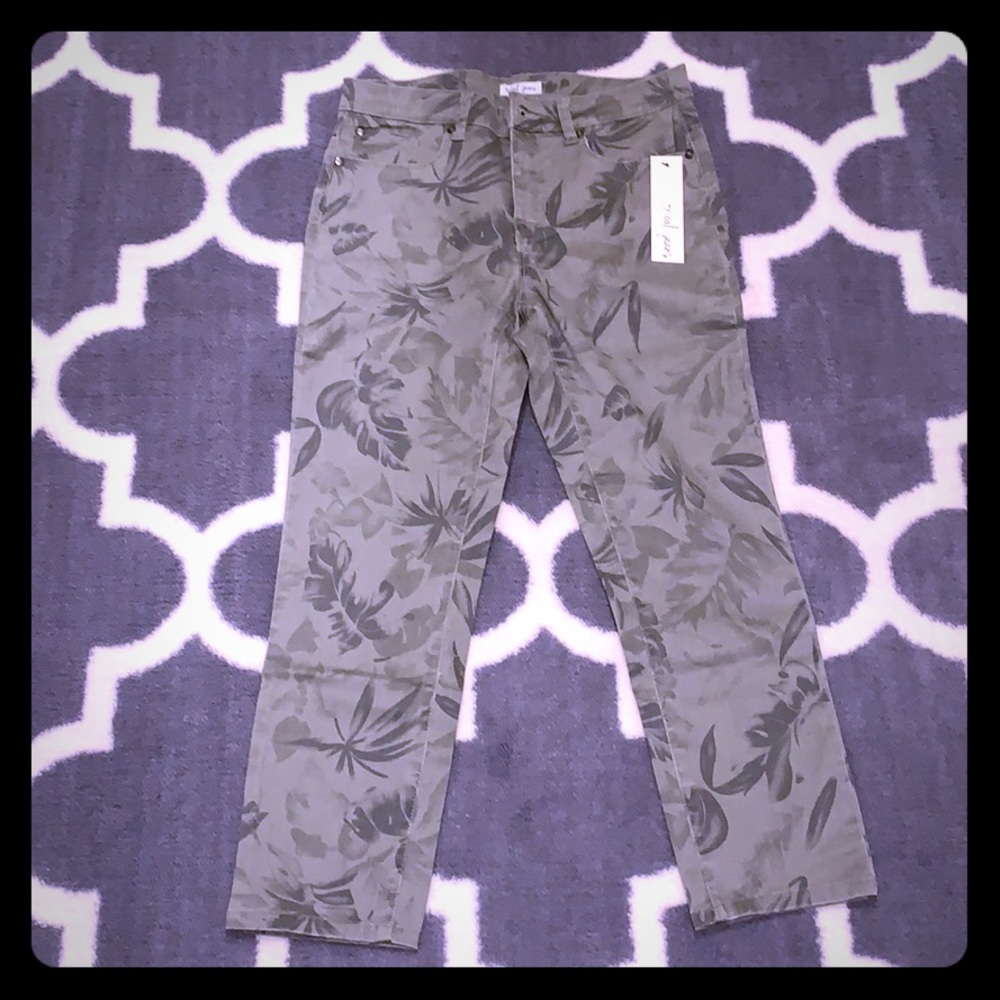 NWT - Tribal printed stretch twill capri - aloe